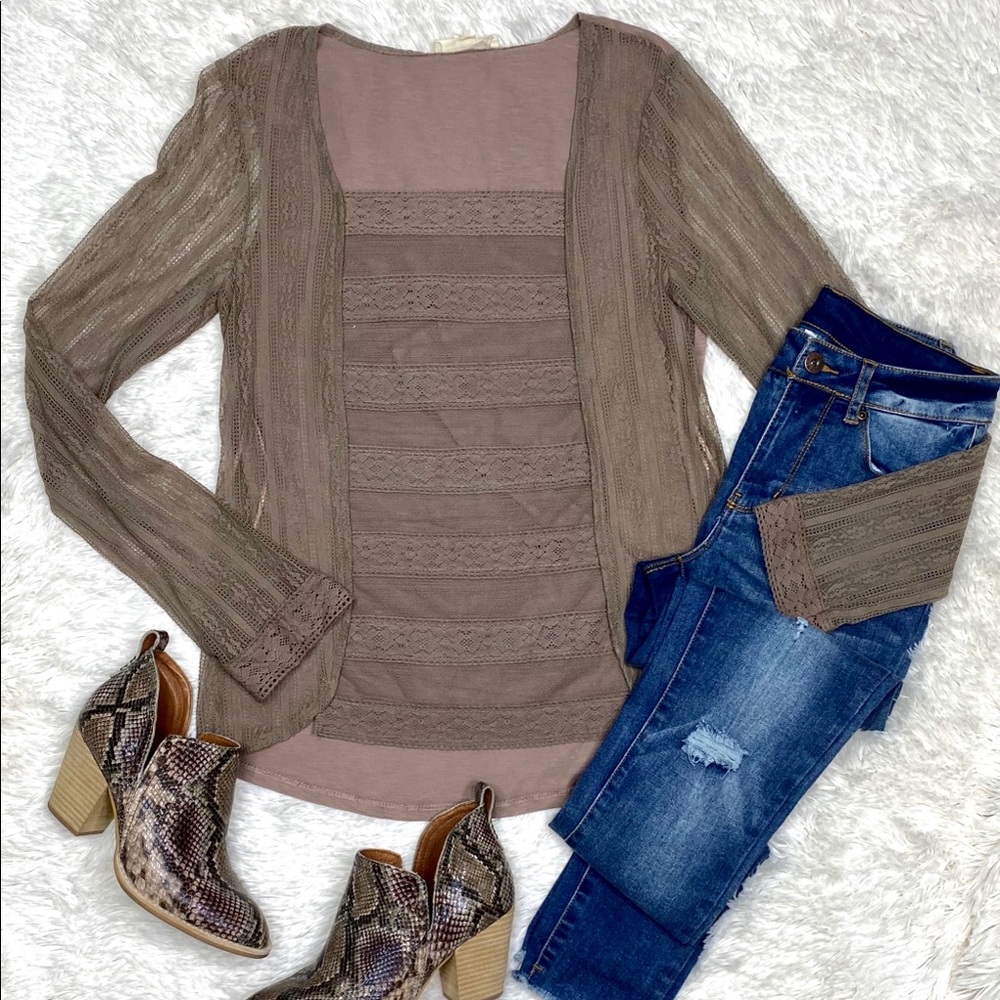NWT Light weight top lace sleeves small